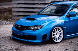 JR Wheels JR29 Valkoinen alumiinivanteet asennettuna autoon tunnelmallisessa ympäristössä