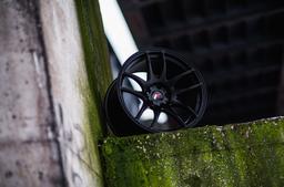 JR Wheels JR29 Svart aluminiumsfelger montert på bil i en stemningsfull omgivelse