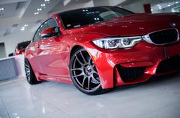 JR Wheels JR29 Pronssi alumiinivanteet asennettuna autoon tunnelmallisessa ympäristössä