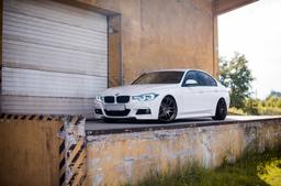 JR Wheels JR29 Pronssi alumiinivanteet asennettuna autoon tunnelmallisessa ympäristössä