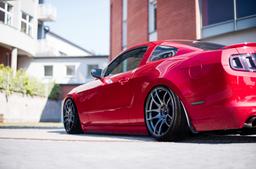 JR Wheels JR29 Grå aluminiumsfelger montert på bil i en stemningsfull omgivelse