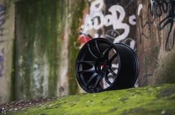 JR Wheels JR29 Svart aluminiumfälg monterade på bil i stämnigsfull miljö