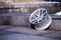 JR Wheels JR30 Silver aluminiumfälg monterade på bil i stämnigsfull miljö