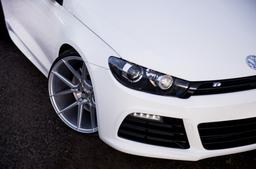 JR Wheels JR30 Silver aluminiumfälg monterade på bil i stämnigsfull miljö