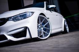 JR Wheels JR30 Silver aluminiumfälg monterade på bil i stämnigsfull miljö