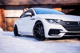 JR Wheels JR30 Grå aluminiumfälg monterade på bil i stämnigsfull miljö