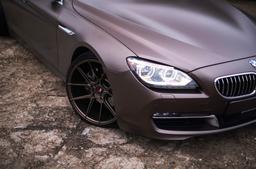 JR Wheels JR30 Bronse aluminiumsfelger montert på bil i en stemningsfull omgivelse