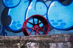 JR Wheels JR30 Rød aluminiumsfelger montert på bil i en stemningsfull omgivelse