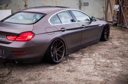JR Wheels JR30 Bronse aluminiumsfelger montert på bil i en stemningsfull omgivelse