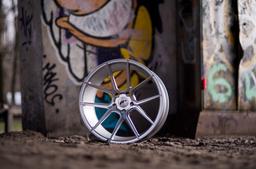 JR Wheels JR30 Silver aluminiumfälg monterade på bil i stämnigsfull miljö