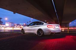 JR Wheels JR30 Harmaa alumiinivanteet asennettuna autoon tunnelmallisessa ympäristössä