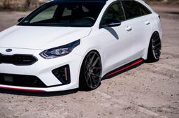 JR Wheels JR30 Harmaa alumiinivanteet asennettuna autoon tunnelmallisessa ympäristössä