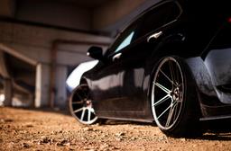 JR Wheels JR30 Harmaa alumiinivanteet asennettuna autoon tunnelmallisessa ympäristössä