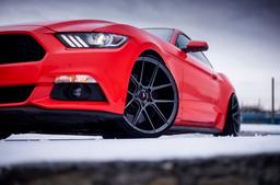 JR Wheels JR30 Harmaa alumiinivanteet asennettuna autoon tunnelmallisessa ympäristössä