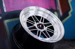 JR Wheels JR31 Musta alumiinivanteet asennettuna autoon tunnelmallisessa ympäristössä