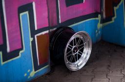 JR Wheels JR31 Musta alumiinivanteet asennettuna autoon tunnelmallisessa ympäristössä