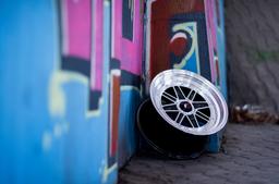 JR Wheels JR31 Musta alumiinivanteet asennettuna autoon tunnelmallisessa ympäristössä