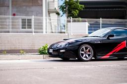 JR Wheels JR3 Harmaa alumiinivanteet asennettuna autoon tunnelmallisessa ympäristössä