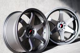JR Wheels JR3 Grå aluminiumsfelger montert på bil i en stemningsfull omgivelse