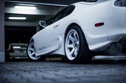 JR Wheels JR3 Valkoinen alumiinivanteet asennettuna autoon tunnelmallisessa ympäristössä