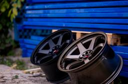 JR Wheels JR3 Brons aluminiumfälg monterade på bil i stämnigsfull miljö