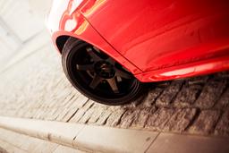 JR Wheels JR3 Sort aluminiumsfælge monteret på bil i en stemningsfuld omgivelse