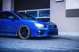 JR Wheels JR3 Sort aluminiumsfælge monteret på bil i en stemningsfuld omgivelse