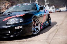 JR Wheels JR3 Grå aluminiumsfelger montert på bil i en stemningsfull omgivelse