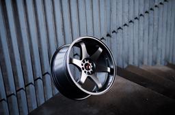 JR Wheels JR3 Grå aluminiumfälg monterade på bil i stämnigsfull miljö