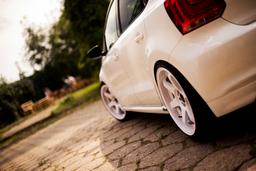 JR Wheels JR3 Valkoinen alumiinivanteet asennettuna autoon tunnelmallisessa ympäristössä