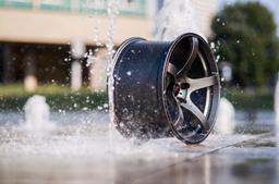 JR Wheels JR32 Grå aluminiumfälg monterade på bil i stämnigsfull miljö