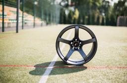 JR Wheels JR32 Grå aluminiumsfelger montert på bil i en stemningsfull omgivelse