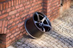 JR Wheels JR32 Grå aluminiumfälg monterade på bil i stämnigsfull miljö