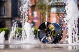 JR Wheels JR32 Grå aluminiumsfelger montert på bil i en stemningsfull omgivelse