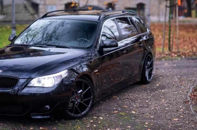 JR Wheels JR33 Grå aluminiumfälg monterade på bil i stämnigsfull miljö