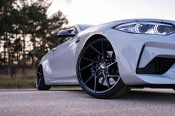 JR Wheels JR33 Svart aluminiumsfelger montert på bil i en stemningsfull omgivelse