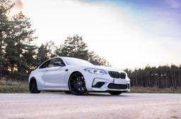 JR Wheels JR33 Svart aluminiumsfelger montert på bil i en stemningsfull omgivelse