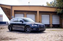 JR Wheels JR33 Harmaa alumiinivanteet asennettuna autoon tunnelmallisessa ympäristössä