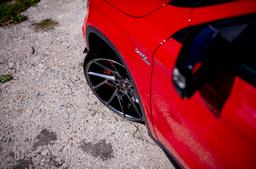 JR Wheels JR33 Grå aluminiumfälg monterade på bil i stämnigsfull miljö