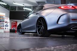 JR Wheels JR33 Musta alumiinivanteet asennettuna autoon tunnelmallisessa ympäristössä