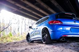 JR Wheels JR33 Svart aluminiumsfelger montert på bil i en stemningsfull omgivelse