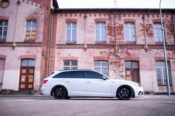 JR Wheels JR33 Svart aluminiumsfelger montert på bil i en stemningsfull omgivelse