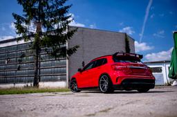 JR Wheels JR33 Harmaa alumiinivanteet asennettuna autoon tunnelmallisessa ympäristössä