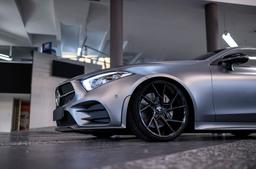 JR Wheels JR33 Musta alumiinivanteet asennettuna autoon tunnelmallisessa ympäristössä