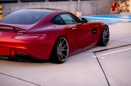 JR Wheels JR33 Harmaa alumiinivanteet asennettuna autoon tunnelmallisessa ympäristössä