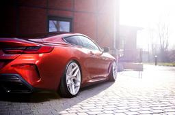 JR Wheels JR34 Silver aluminiumfälg monterade på bil i stämnigsfull miljö