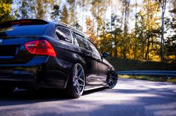 JR Wheels JR34 Harmaa alumiinivanteet asennettuna autoon tunnelmallisessa ympäristössä