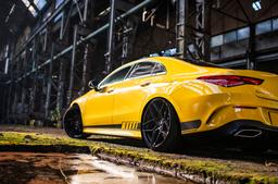 JR Wheels JR34 Musta alumiinivanteet asennettuna autoon tunnelmallisessa ympäristössä