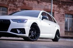 JR Wheels JR34 Musta alumiinivanteet asennettuna autoon tunnelmallisessa ympäristössä