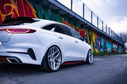 JR Wheels JR34 Hopea alumiinivanteet asennettuna autoon tunnelmallisessa ympäristössä